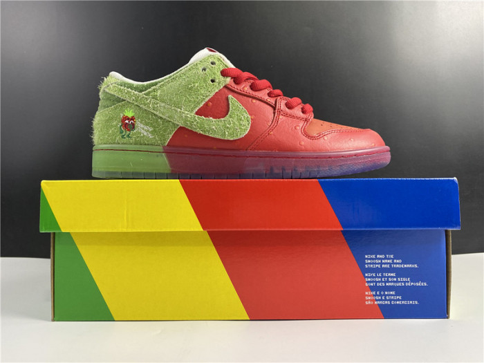 nike sb dunk low strawberry cough cw7093-601